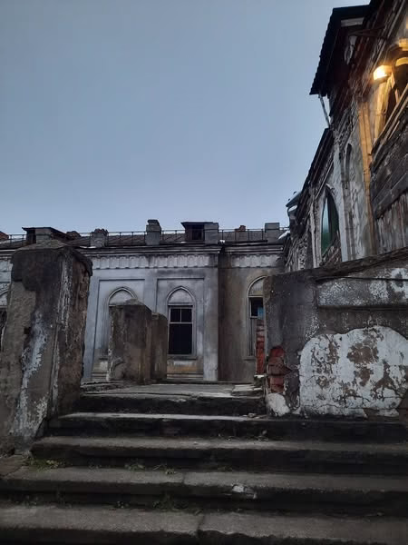 Фото людей на фоні палацу